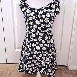 Junior's Floral Dress With A Back Cutout  Size L
